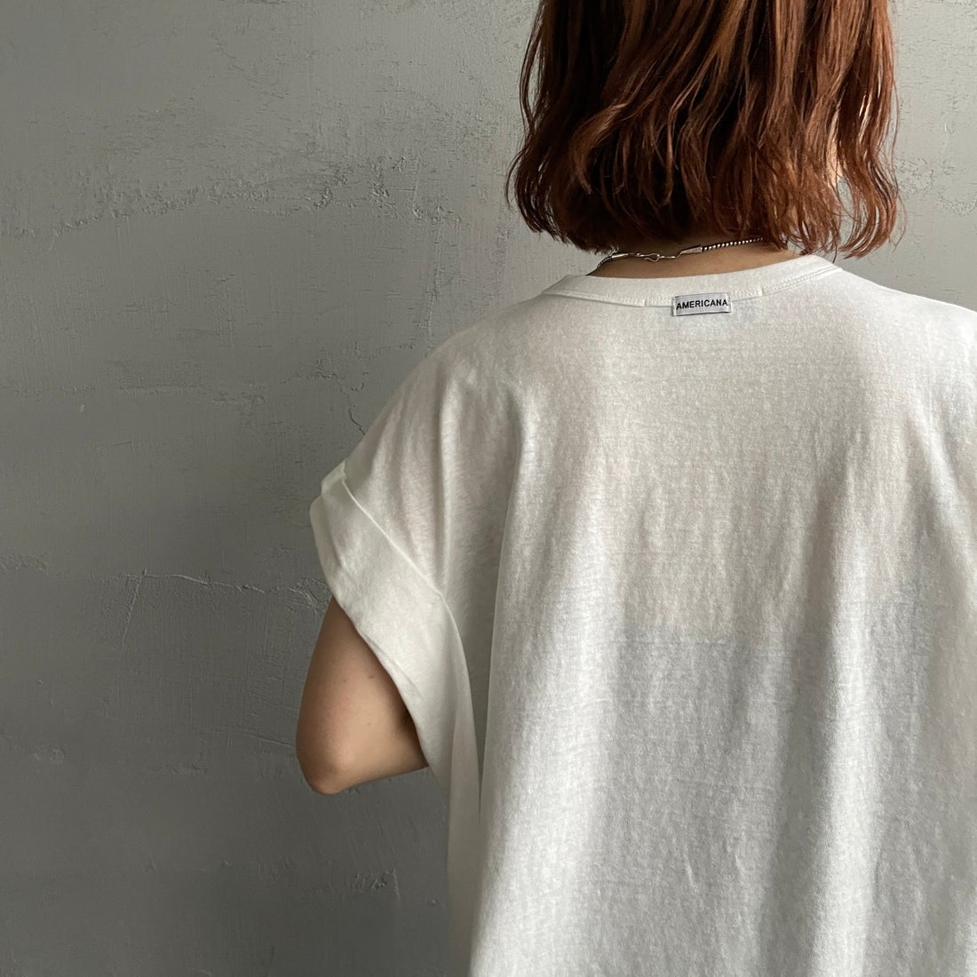 Americana × JEANS FACTORY [アメリカーナ × ジーンズファクトリー] 別注 AMRCNA ラウンドヘム ロゴプリントTシャツ [ASO-M-852-2-JF] ﾎﾜｲﾄ &&モデル身長：158cm 着用サイズ：ONE SIZE&&