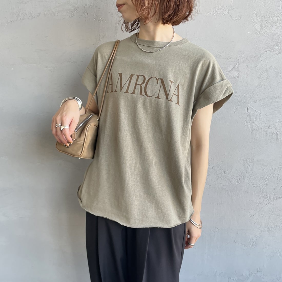 Americana × JEANS FACTORY [アメリカーナ × ジーンズファクトリー] 別注 AMRCNA ラウンドヘム ロゴプリントTシャツ [ASO-M-852-2-JF] ｶｰｷ &&モデル身長：158cm 着用サイズ：ONE SIZE&&
