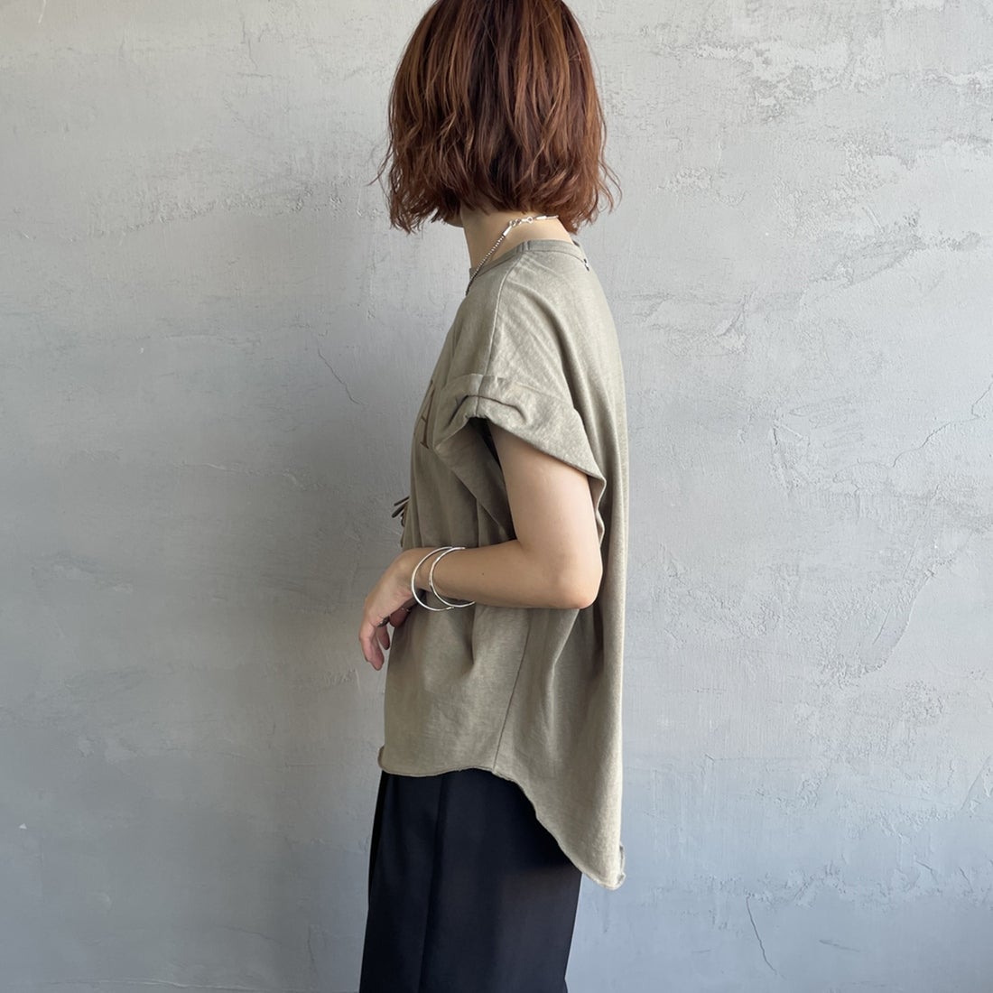 Americana × JEANS FACTORY [アメリカーナ × ジーンズファクトリー] 別注 AMRCNA ラウンドヘム ロゴプリントTシャツ [ASO-M-852-2-JF] ｶｰｷ &&モデル身長：158cm 着用サイズ：ONE SIZE&&