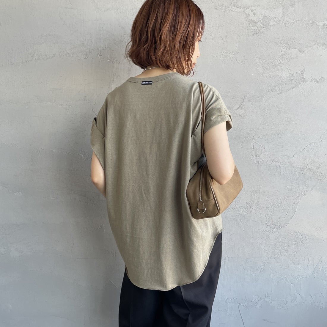 Americana × JEANS FACTORY [アメリカーナ × ジーンズファクトリー] 別注 AMRCNA ラウンドヘム ロゴプリントTシャツ [ASO-M-852-2-JF] ｶｰｷ &&モデル身長：158cm 着用サイズ：ONE SIZE&&