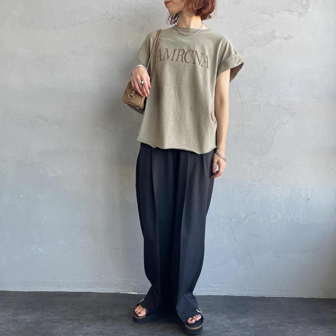 Americana × JEANS FACTORY [アメリカーナ × ジーンズファクトリー] 別注 AMRCNA ラウンドヘム ロゴプリントTシャツ [ASO-M-852-2-JF] ｶｰｷ &&モデル身長：158cm 着用サイズ：ONE SIZE&&