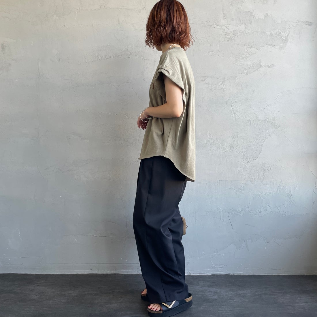 Americana × JEANS FACTORY [アメリカーナ × ジーンズファクトリー] 別注 AMRCNA ラウンドヘム ロゴプリントTシャツ [ASO-M-852-2-JF] ｶｰｷ &&モデル身長：158cm 着用サイズ：ONE SIZE&&