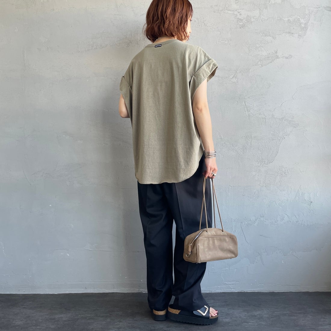 Americana × JEANS FACTORY [アメリカーナ × ジーンズファクトリー] 別注 AMRCNA ラウンドヘム ロゴプリントTシャツ [ASO-M-852-2-JF] ｶｰｷ &&モデル身長：158cm 着用サイズ：ONE SIZE&&