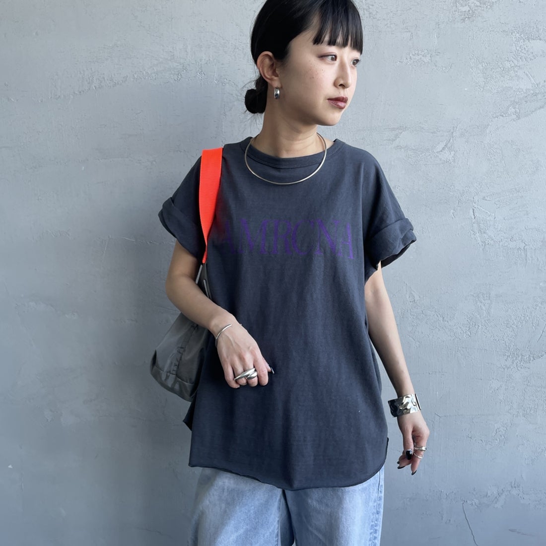 Americana × JEANS FACTORY [アメリカーナ × ジーンズファクトリー] 別注 AMRCNA ラウンドヘム ロゴプリントTシャツ [ASO-M-852-2-JF] ｽﾐｸﾛ &&モデル身長：150cm 着用サイズ：ONE SIZE&&