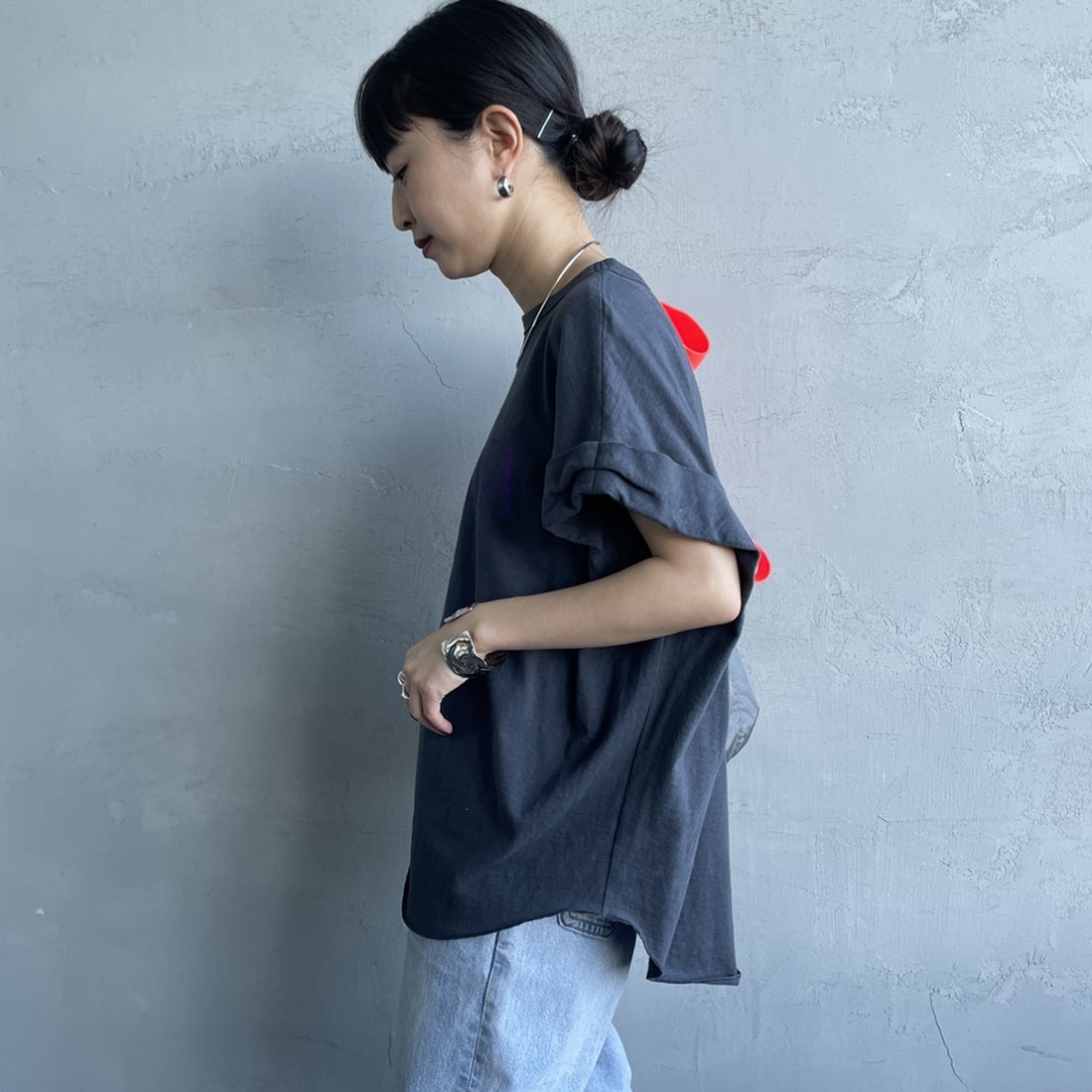 Americana × JEANS FACTORY [アメリカーナ × ジーンズファクトリー] 別注 AMRCNA ラウンドヘム ロゴプリントTシャツ [ASO-M-852-2-JF] ｽﾐｸﾛ &&モデル身長：150cm 着用サイズ：ONE SIZE&&