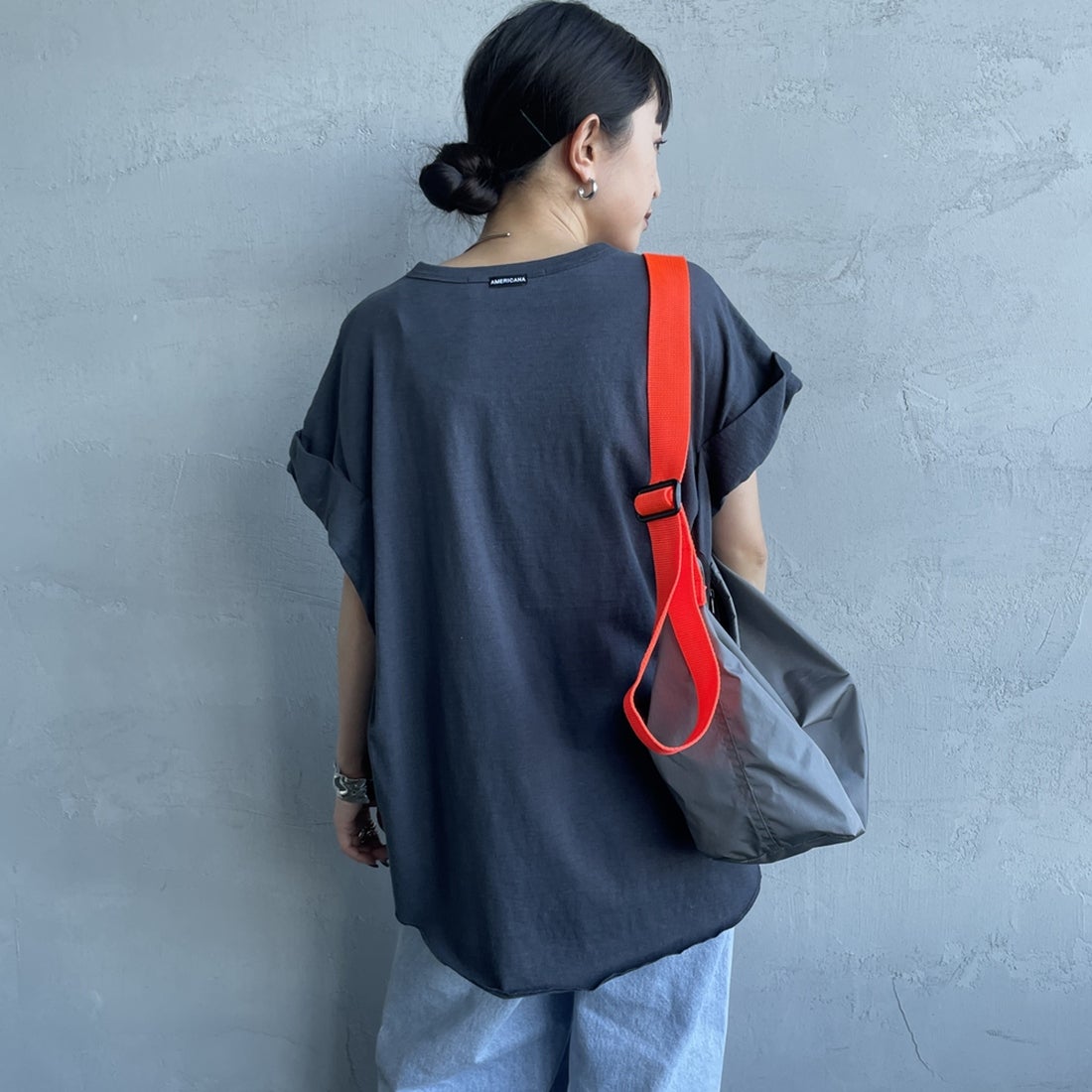 Americana × JEANS FACTORY [アメリカーナ × ジーンズファクトリー] 別注 AMRCNA ラウンドヘム ロゴプリントTシャツ [ASO-M-852-2-JF] ｽﾐｸﾛ &&モデル身長：150cm 着用サイズ：ONE SIZE&&