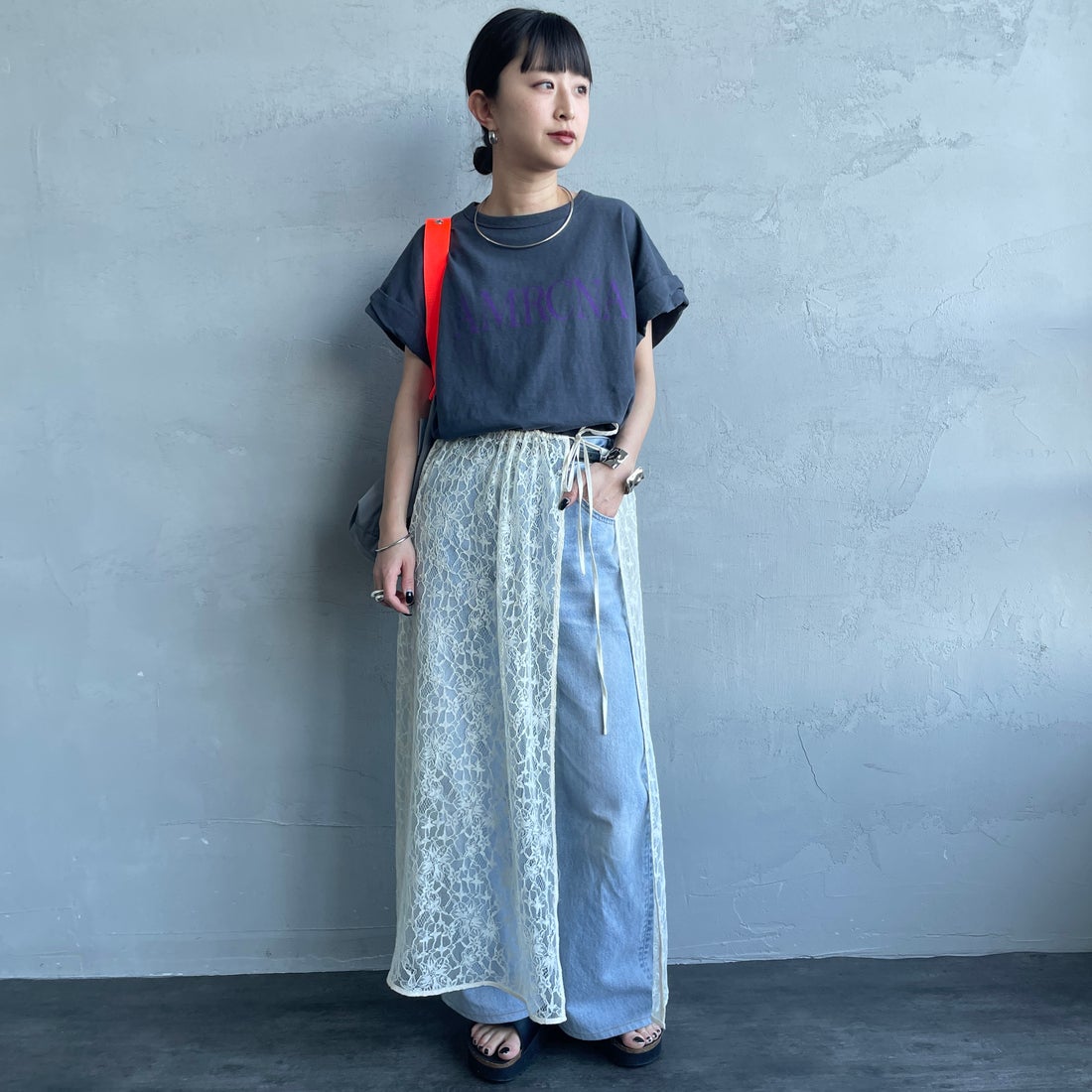 Americana × JEANS FACTORY [アメリカーナ × ジーンズファクトリー] 別注 AMRCNA ラウンドヘム ロゴプリントTシャツ [ASO-M-852-2-JF] ｽﾐｸﾛ &&モデル身長：150cm 着用サイズ：ONE SIZE&&