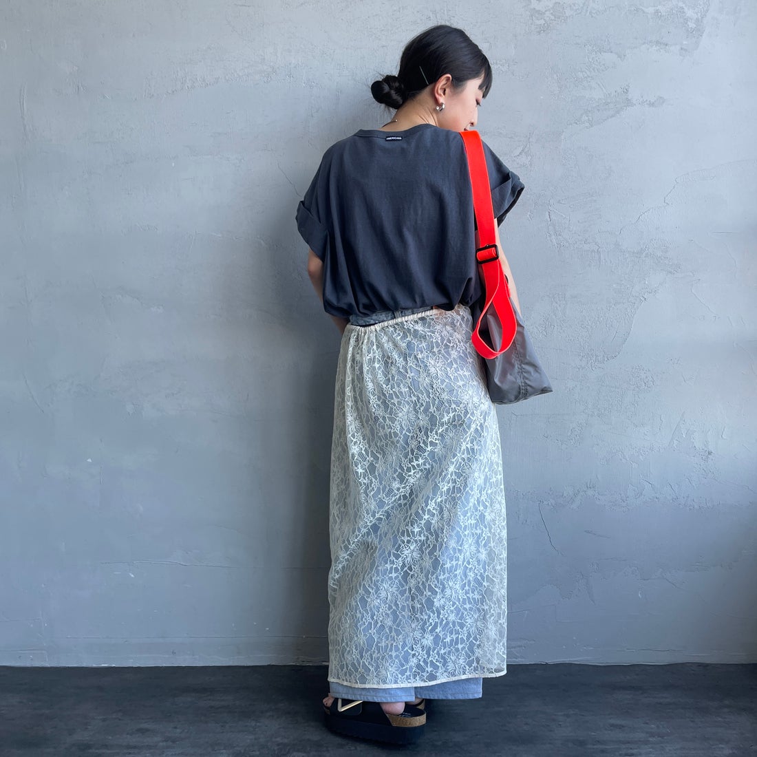 Americana × JEANS FACTORY [アメリカーナ × ジーンズファクトリー] 別注 AMRCNA ラウンドヘム ロゴプリントTシャツ [ASO-M-852-2-JF] ｽﾐｸﾛ &&モデル身長：150cm 着用サイズ：ONE SIZE&&