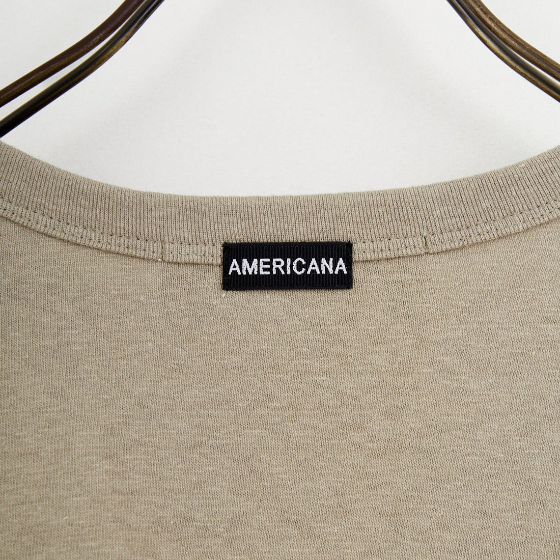 Americana × JEANS FACTORY [アメリカーナ × ジーンズファクトリー] 別注 AMRCNA ラウンドヘム ロゴプリントTシャツ [ASO-M-852-2-JF] ｶｰｷ