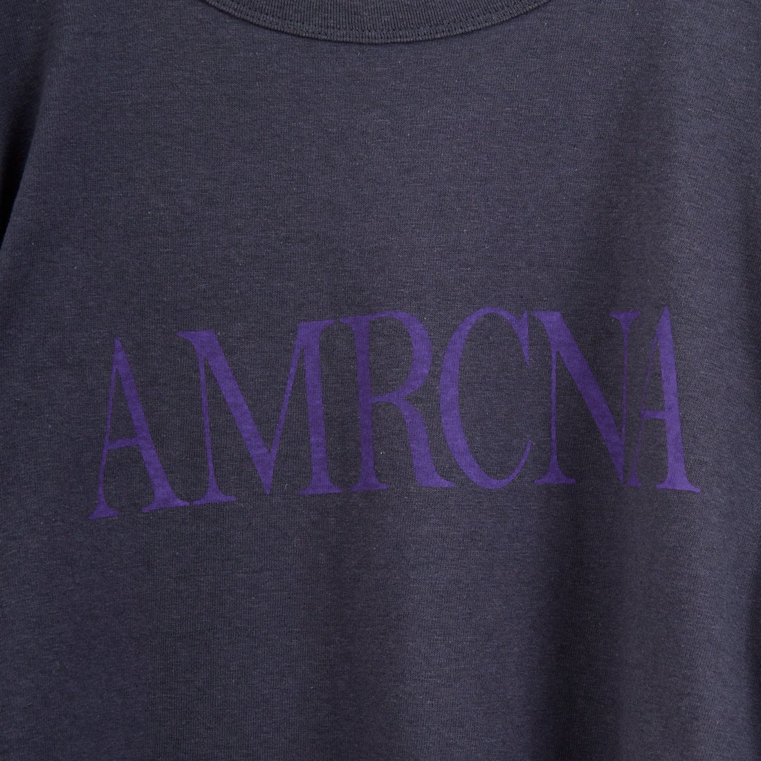 Americana × JEANS FACTORY [アメリカーナ × ジーンズファクトリー] 別注 AMRCNA ラウンドヘム ロゴプリントTシャツ [ASO-M-852-2-JF] ｽﾐｸﾛ