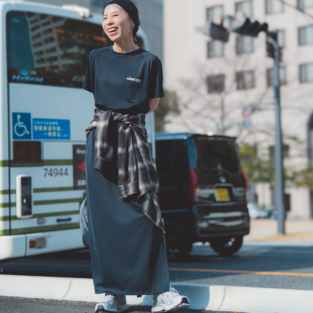 Americana × JEANS FACTORY [アメリカーナ × ジーンズファクトリー] 別注 AMERICANA バックロゴプリント マキシ丈ワンピース [ASO-M-853-JF] ﾌﾞﾗｯｸ&&モデル身長：153cm 着用サイズ：ONE SIZE&&