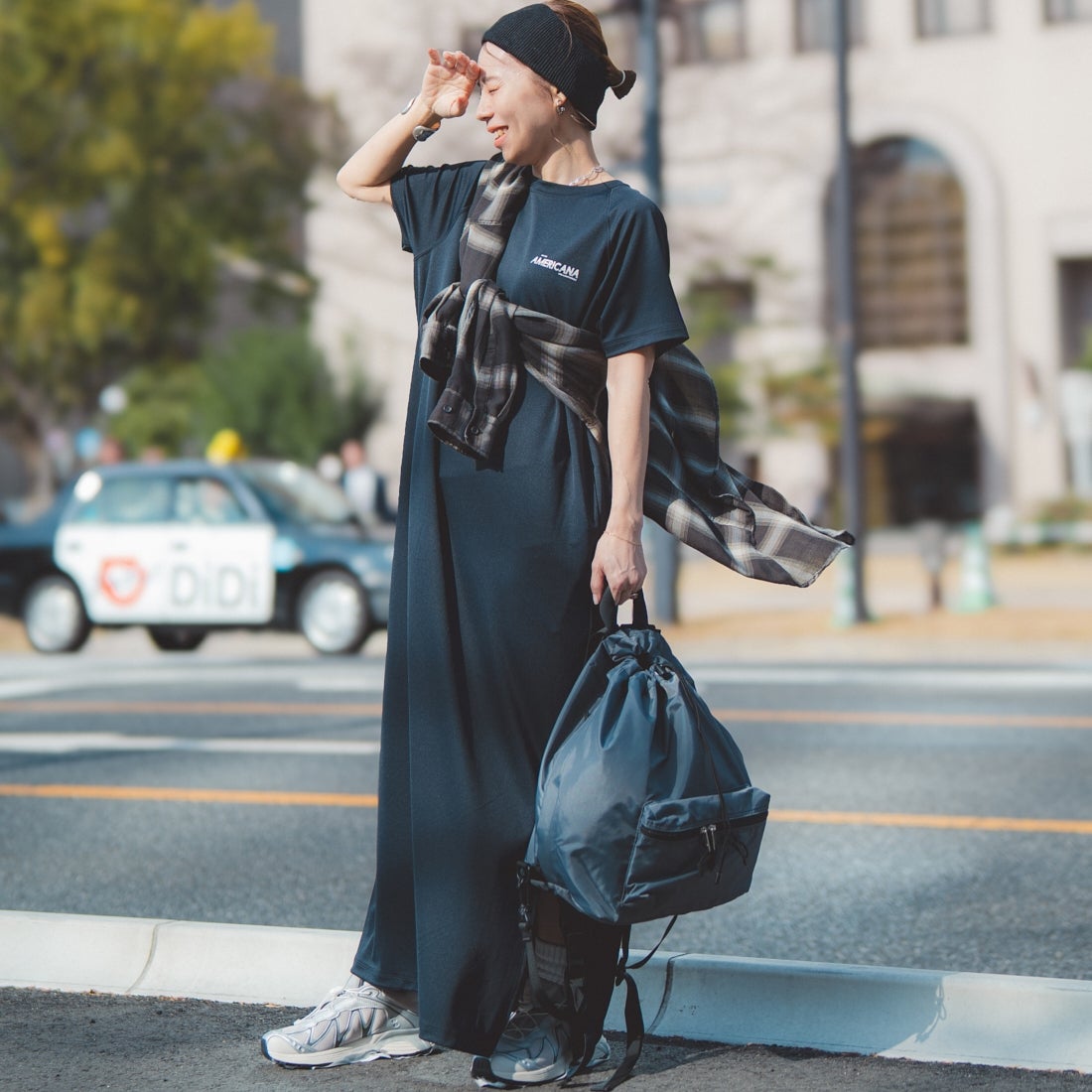 Americana × JEANS FACTORY [アメリカーナ × ジーンズファクトリー] 別注 AMERICANA バックロゴプリント マキシ丈ワンピース [ASO-M-853-JF] ﾌﾞﾗｯｸ&&モデル身長：153cm 着用サイズ：ONE SIZE&&