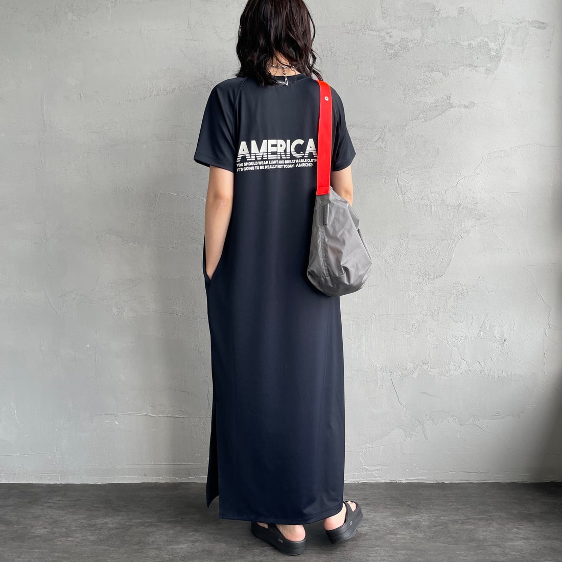 Americana × JEANS FACTORY [アメリカーナ × ジーンズファクトリー] 別注 AMERICANA バックロゴプリント マキシ丈ワンピース [ASO-M-853-JF] ﾌﾞﾗｯｸ&&モデル身長：160cm 着用サイズ：ONE SIZE&&