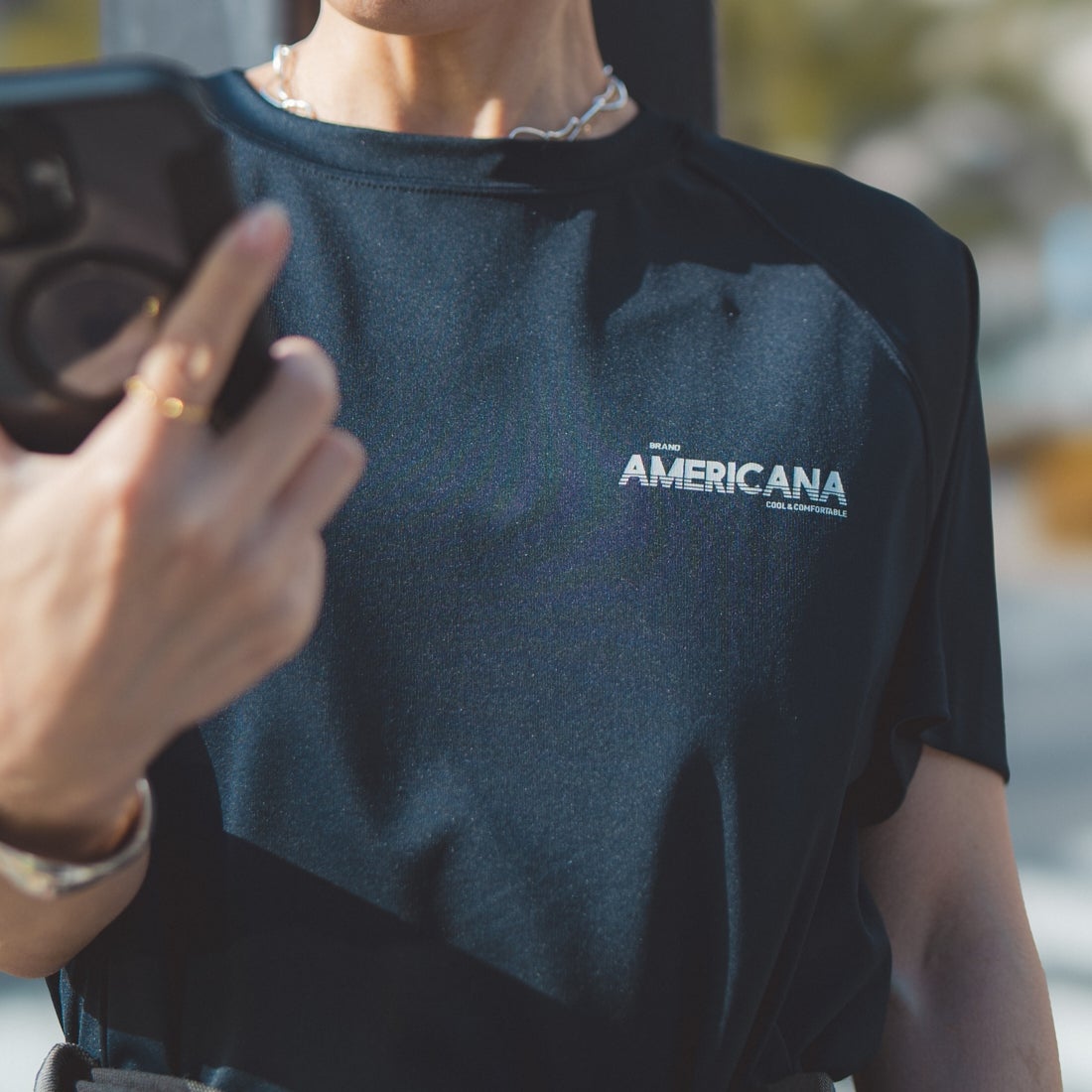 Americana × JEANS FACTORY [アメリカーナ × ジーンズファクトリー] 別注 AMERICANA バックロゴプリント マキシ丈ワンピース [ASO-M-853-JF] ﾌﾞﾗｯｸ&&モデル身長：153cm 着用サイズ：ONE SIZE&&