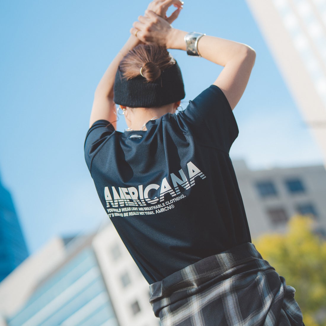 Americana × JEANS FACTORY [アメリカーナ × ジーンズファクトリー] 別注 AMERICANA バックロゴプリント マキシ丈ワンピース [ASO-M-853-JF] ﾌﾞﾗｯｸ&&モデル身長：153cm 着用サイズ：ONE SIZE&&