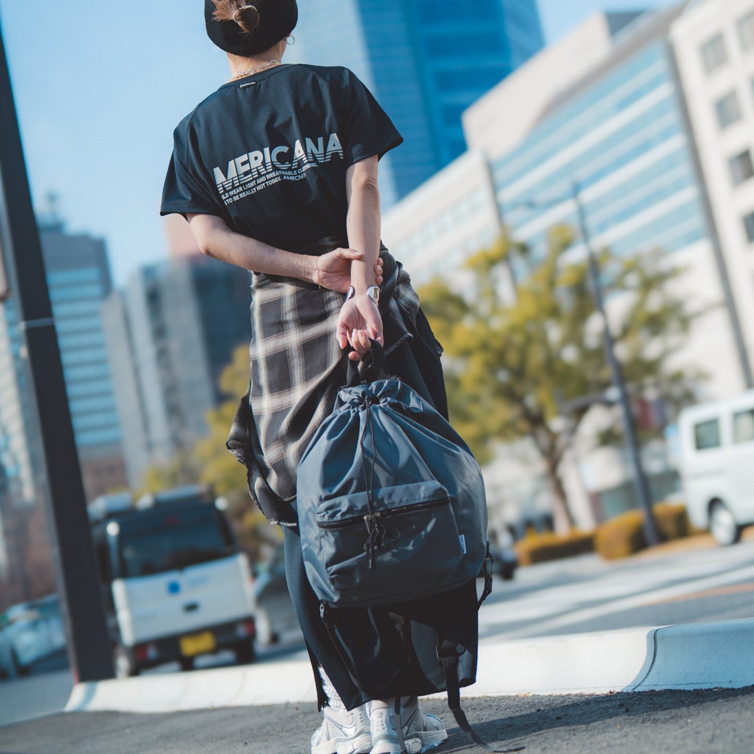 Americana × JEANS FACTORY [アメリカーナ × ジーンズファクトリー] 別注 AMERICANA バックロゴプリント マキシ丈ワンピース [ASO-M-853-JF] ﾌﾞﾗｯｸ&&モデル身長：153cm 着用サイズ：ONE SIZE&&