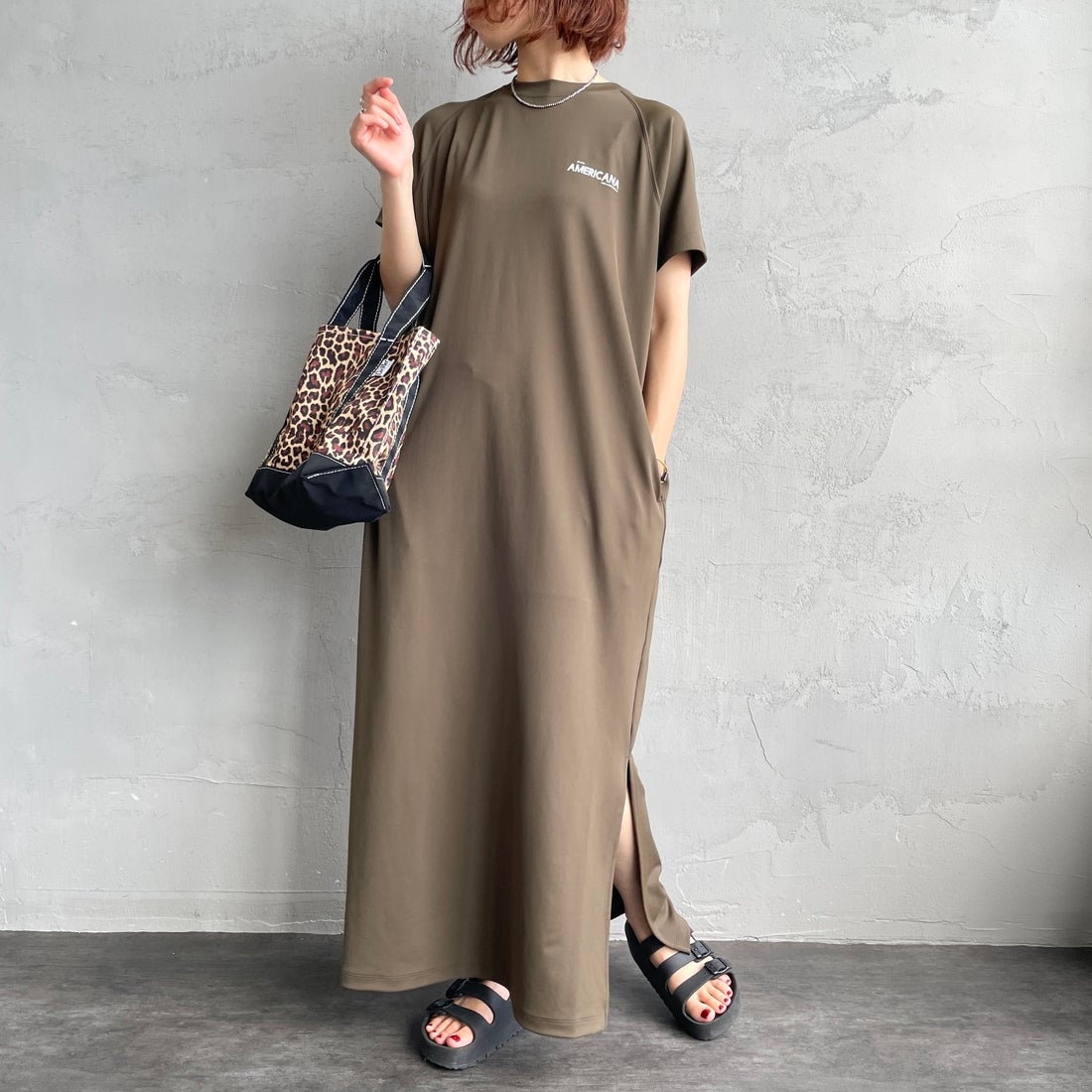 Americana × JEANS FACTORY [アメリカーナ × ジーンズファクトリー] 別注 AMERICANA バックロゴプリント マキシ丈ワンピース [ASO-M-853-JF] ｵﾘｰﾌﾞ&&モデル身長：158cm 着用サイズ：ONE SIZE&&