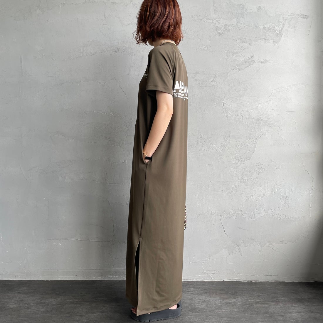 Americana × JEANS FACTORY [アメリカーナ × ジーンズファクトリー] 別注 AMERICANA バックロゴプリント マキシ丈ワンピース [ASO-M-853-JF] ｵﾘｰﾌﾞ&&モデル身長：158cm 着用サイズ：ONE SIZE&&