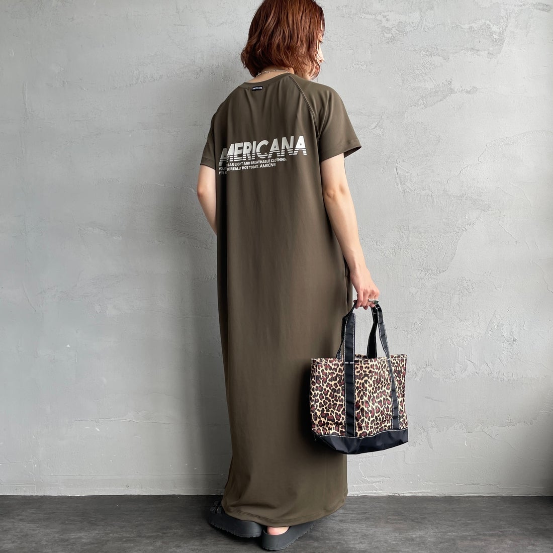 Americana × JEANS FACTORY [アメリカーナ × ジーンズファクトリー] 別注 AMERICANA バックロゴプリント マキシ丈ワンピース [ASO-M-853-JF] ｵﾘｰﾌﾞ&&モデル身長：158cm 着用サイズ：ONE SIZE&&