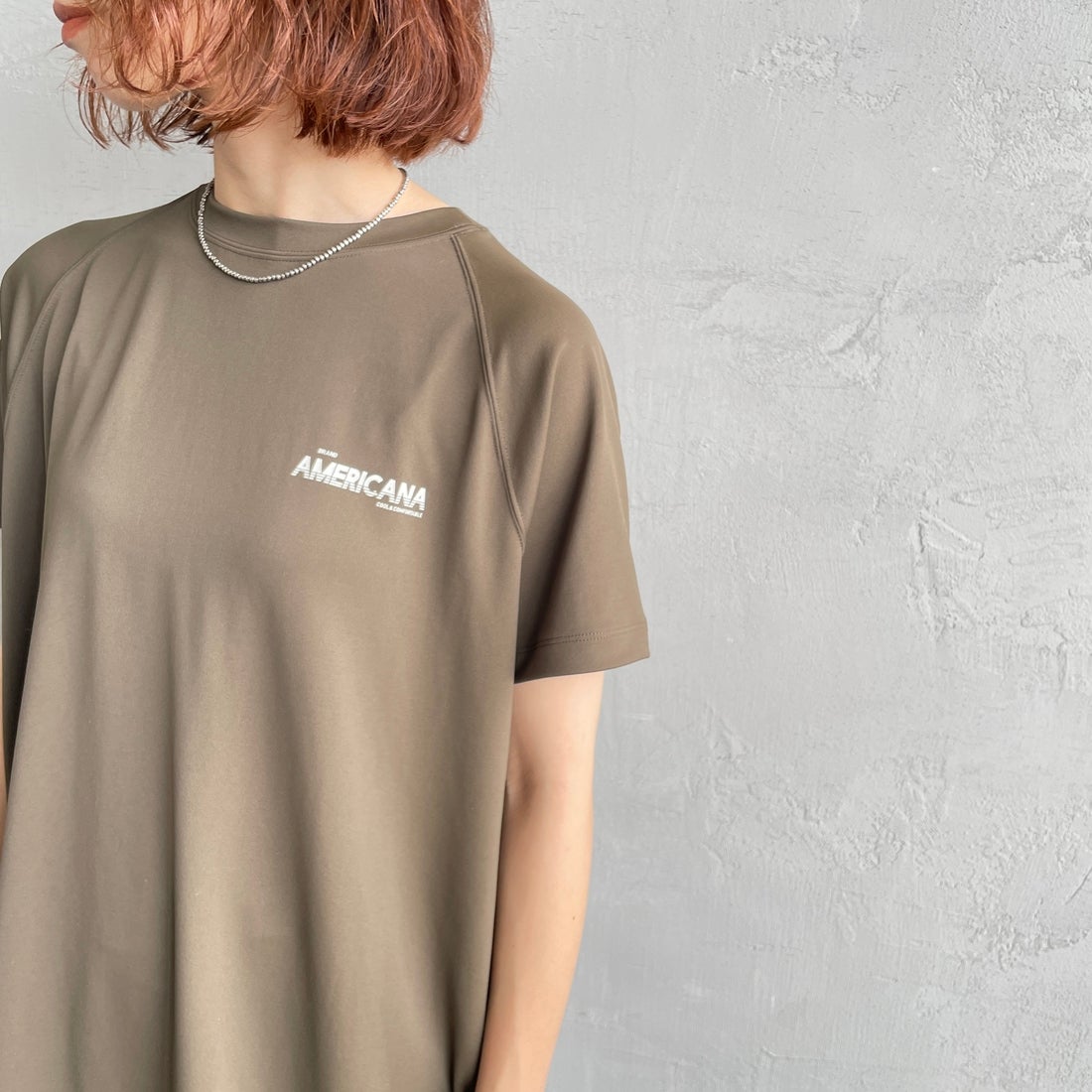 Americana × JEANS FACTORY [アメリカーナ × ジーンズファクトリー] 別注 AMERICANA バックロゴプリント マキシ丈ワンピース [ASO-M-853-JF] ｵﾘｰﾌﾞ&&モデル身長：158cm 着用サイズ：ONE SIZE&&