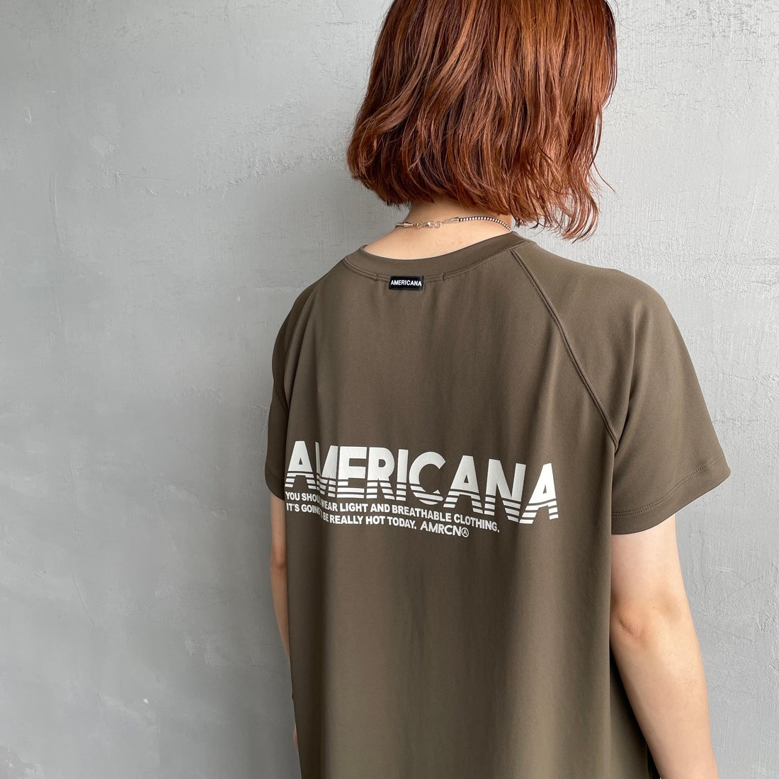Americana × JEANS FACTORY [アメリカーナ × ジーンズファクトリー] 別注 AMERICANA バックロゴプリント マキシ丈ワンピース [ASO-M-853-JF] ｵﾘｰﾌﾞ&&モデル身長：158cm 着用サイズ：ONE SIZE&&