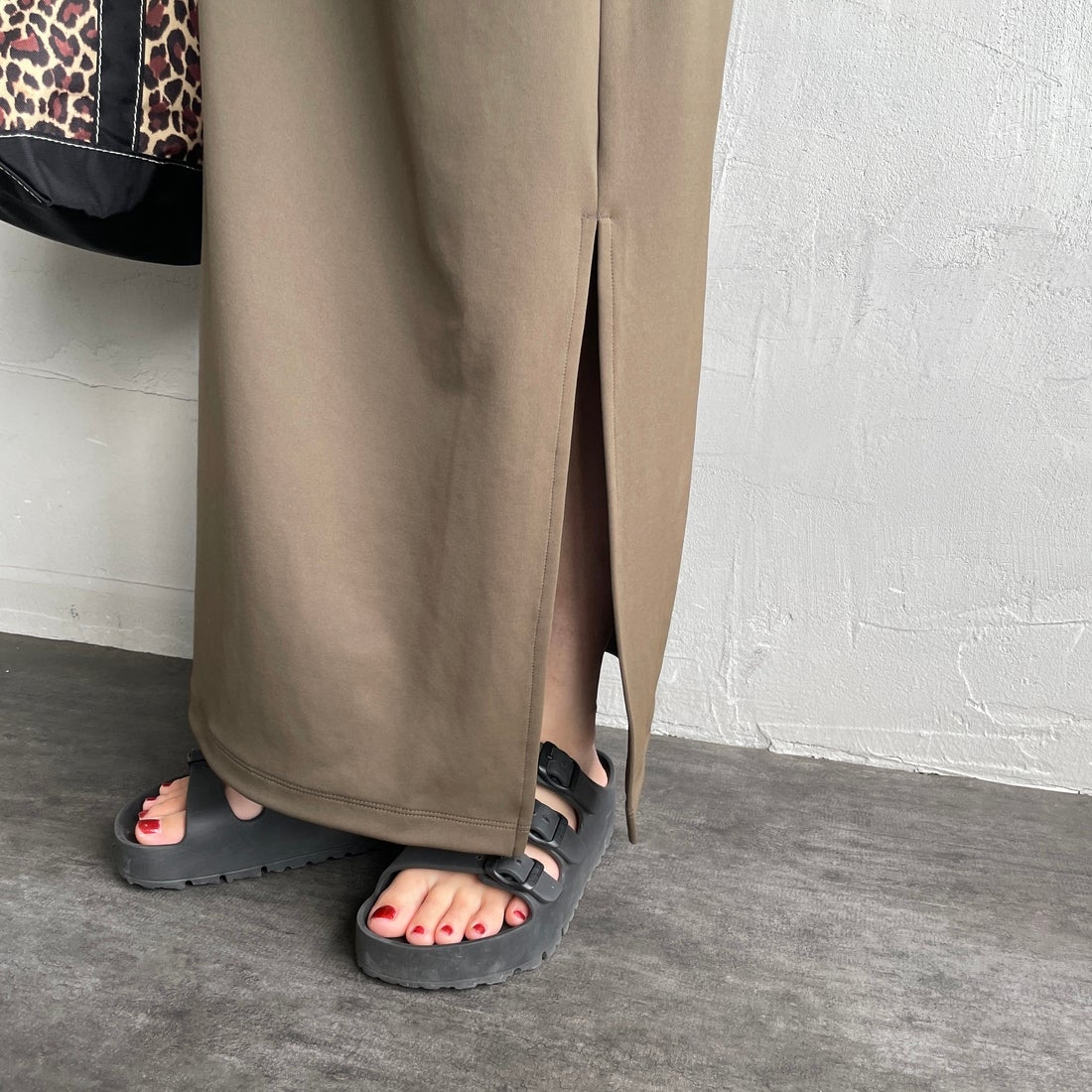 Americana × JEANS FACTORY [アメリカーナ × ジーンズファクトリー] 別注 AMERICANA バックロゴプリント マキシ丈ワンピース [ASO-M-853-JF] ｵﾘｰﾌﾞ&&モデル身長：158cm 着用サイズ：ONE SIZE&&