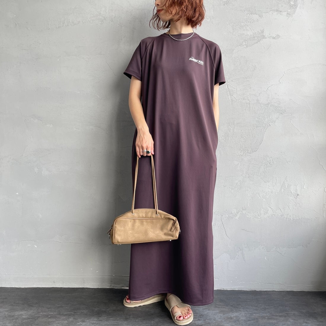 Americana × JEANS FACTORY [アメリカーナ × ジーンズファクトリー] 別注 AMERICANA バックロゴプリント マキシ丈ワンピース [ASO-M-853-JF] ﾌﾞﾗｳﾝ&&モデル身長：158cm 着用サイズ：ONE SIZE&&