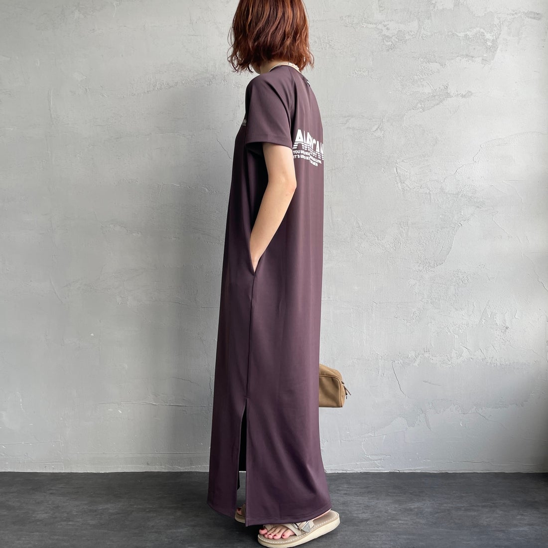 Americana × JEANS FACTORY [アメリカーナ × ジーンズファクトリー] 別注 AMERICANA バックロゴプリント マキシ丈ワンピース [ASO-M-853-JF] ﾌﾞﾗｳﾝ&&モデル身長：158cm 着用サイズ：ONE SIZE&&