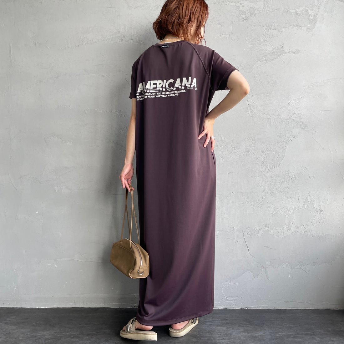 Americana × JEANS FACTORY [アメリカーナ × ジーンズファクトリー] 別注 AMERICANA バックロゴプリント マキシ丈ワンピース [ASO-M-853-JF] ﾌﾞﾗｳﾝ&&モデル身長：158cm 着用サイズ：ONE SIZE&&