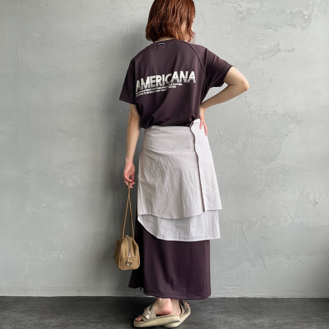 Americana × JEANS FACTORY [アメリカーナ × ジーンズファクトリー] 別注 AMERICANA バックロゴプリント マキシ丈ワンピース [ASO-M-853-JF] ﾌﾞﾗｳﾝ&&モデル身長：158cm 着用サイズ：ONE SIZE&&