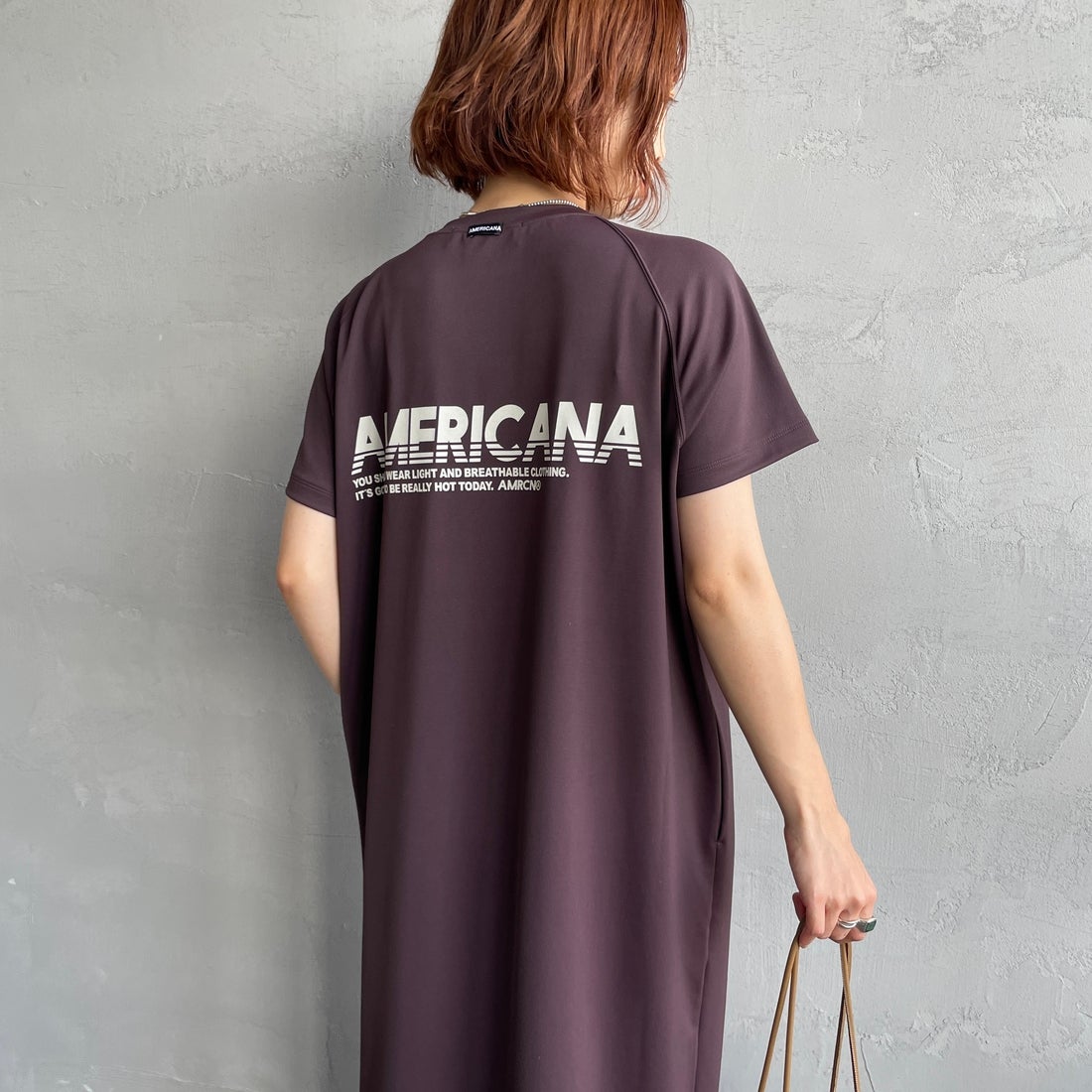 Americana × JEANS FACTORY [アメリカーナ × ジーンズファクトリー] 別注 AMERICANA バックロゴプリント マキシ丈ワンピース [ASO-M-853-JF] ﾌﾞﾗｳﾝ&&モデル身長：158cm 着用サイズ：ONE SIZE&&