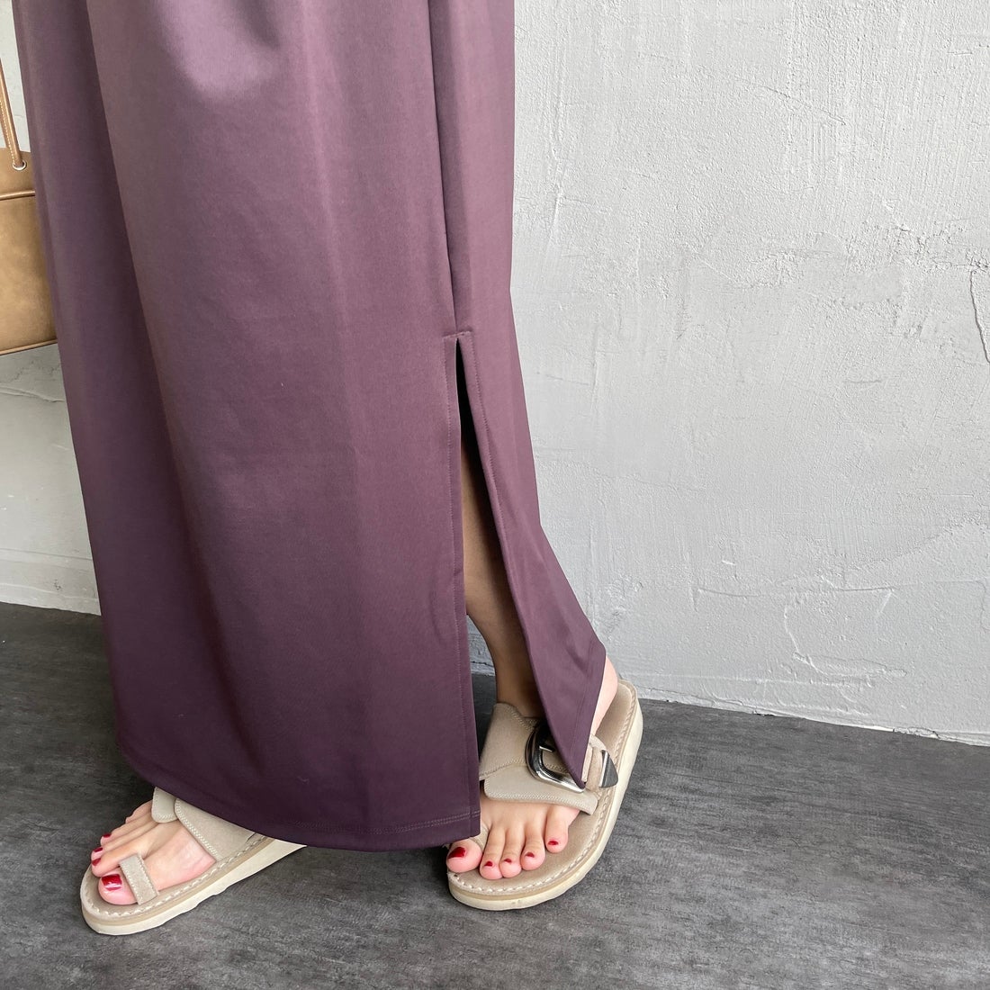 Americana × JEANS FACTORY [アメリカーナ × ジーンズファクトリー] 別注 AMERICANA バックロゴプリント マキシ丈ワンピース [ASO-M-853-JF] ﾌﾞﾗｳﾝ&&モデル身長：158cm 着用サイズ：ONE SIZE&&