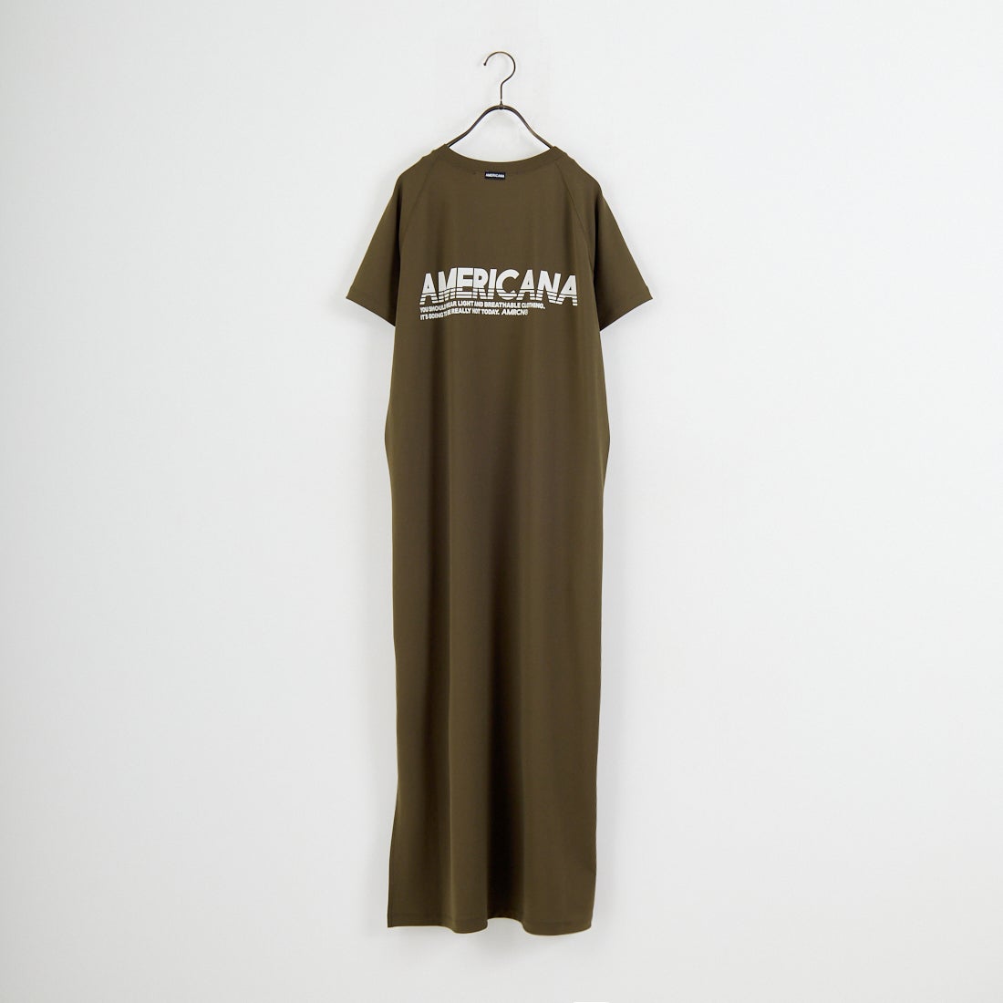 Americana × JEANS FACTORY [アメリカーナ × ジーンズファクトリー] 別注 AMERICANA バックロゴプリント マキシ丈ワンピース [ASO-M-853-JF] ｵﾘｰﾌﾞ