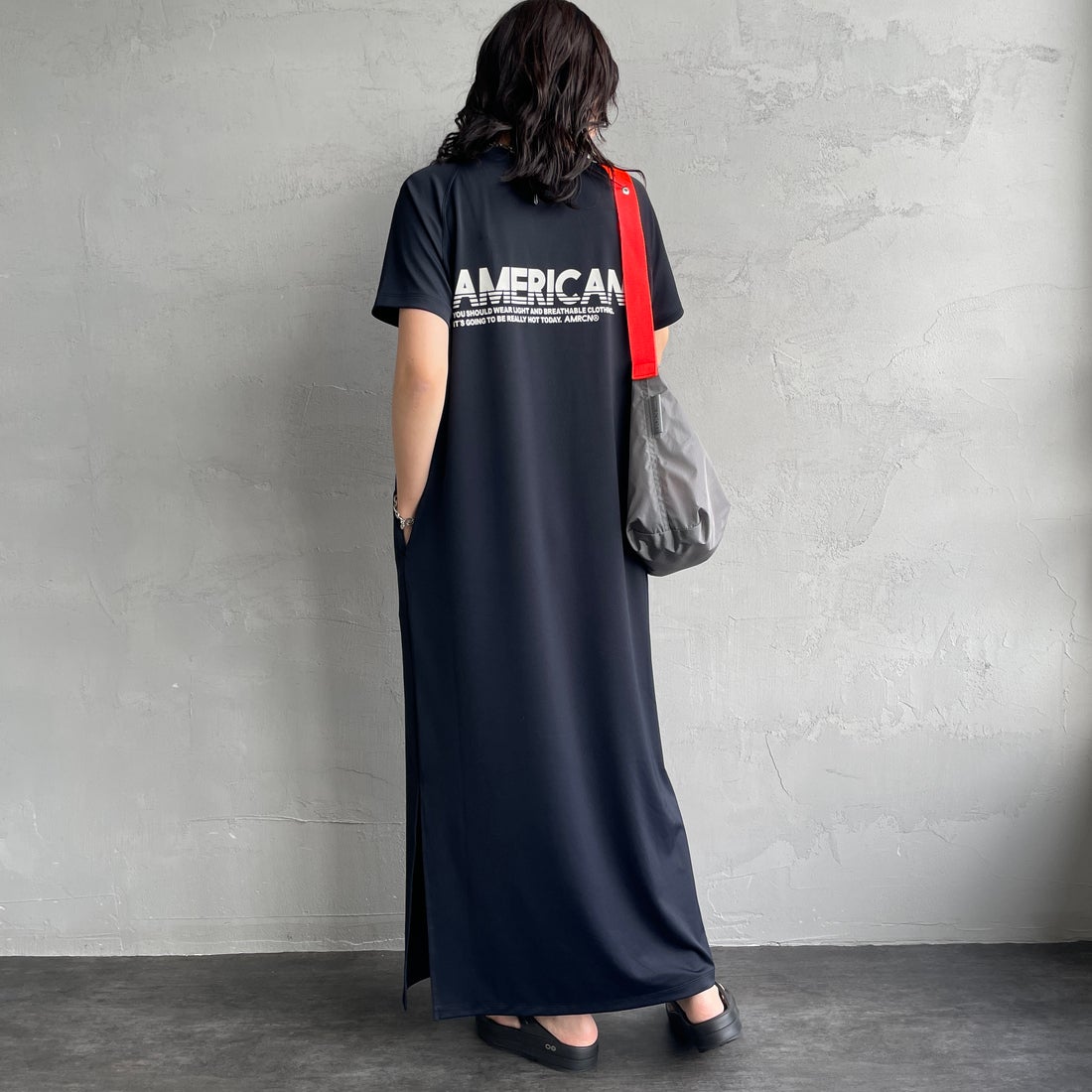 Americana × JEANS FACTORY [アメリカーナ × ジーンズファクトリー] 別注 AMERICANA バックロゴプリント マキシ丈ワンピース [ASO-M-853-JF] ﾌﾞﾗｯｸ&&モデル身長：160cm 着用サイズ：ONE SIZE&&