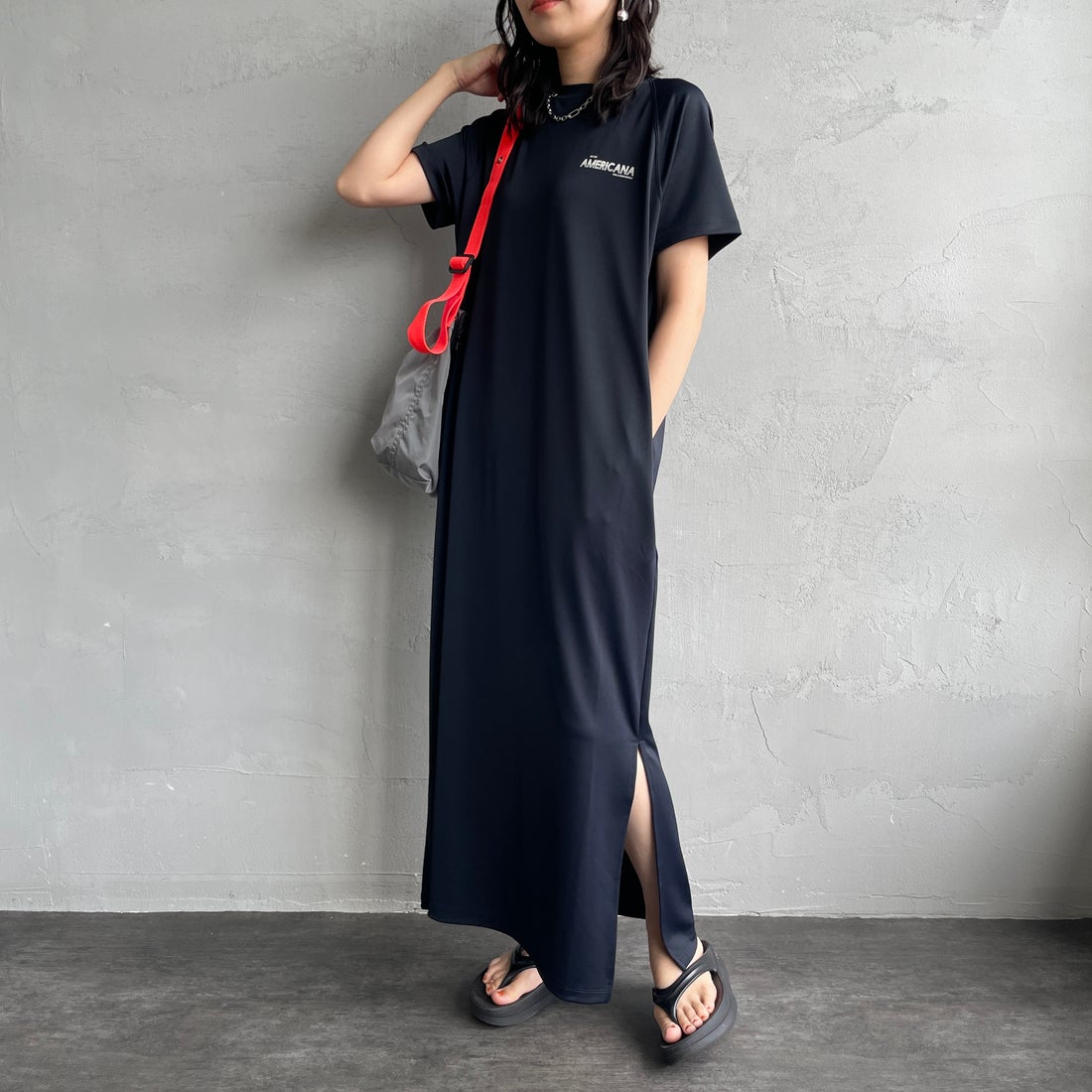 Americana × JEANS FACTORY [アメリカーナ × ジーンズファクトリー] 別注 AMERICANA バックロゴプリント マキシ丈ワンピース [ASO-M-853-JF] ﾌﾞﾗｯｸ&&モデル身長：160cm 着用サイズ：ONE SIZE&&