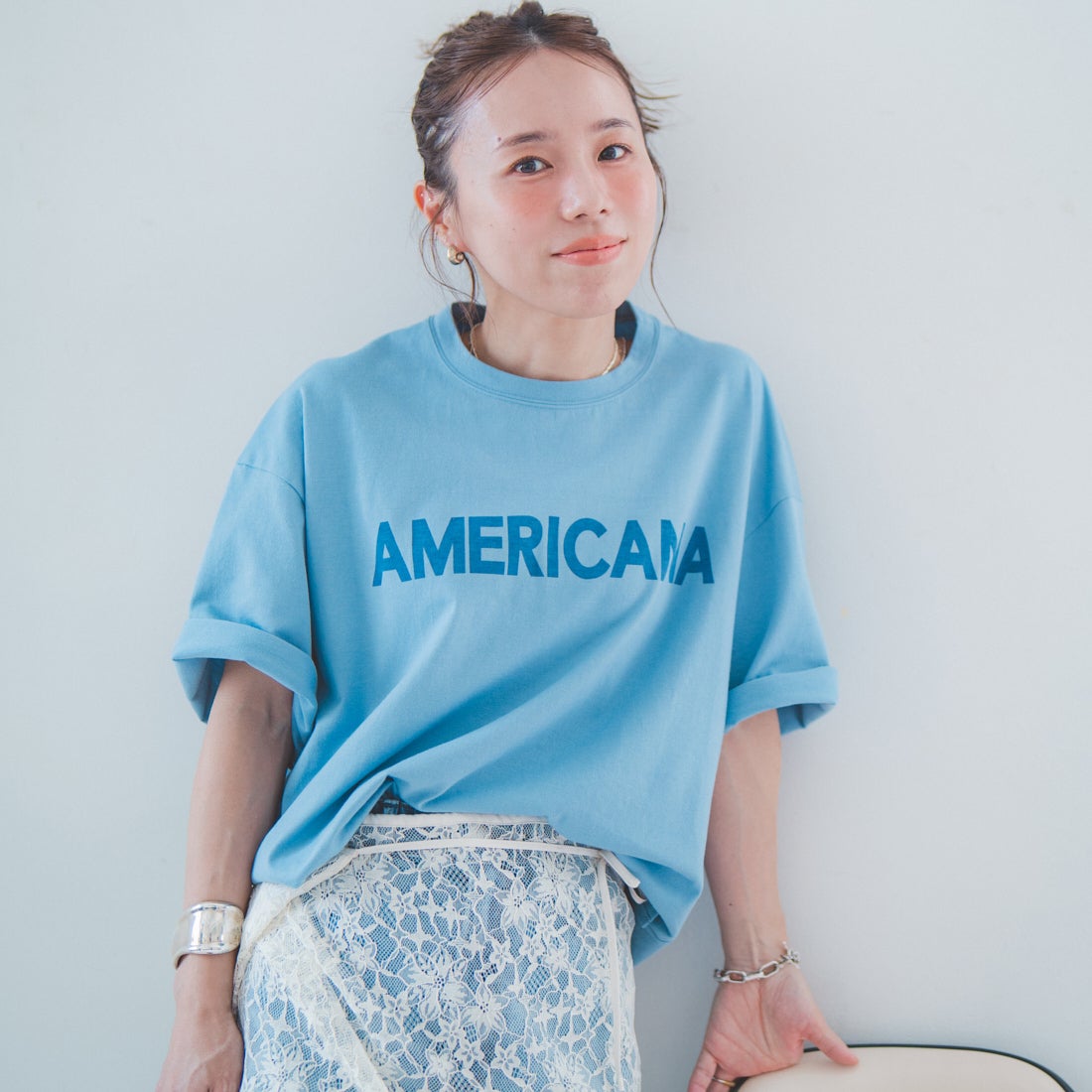 Americana × JEANS FACTORY [アメリカーナ × ジーンズファクトリー] 別注 AMERICANA ショート丈プリントTシャツ [ASO-M-851-2-JF] ﾌﾞﾙｰ &&モデル身長：153cm 着用サイズ：ONE SIZE&&