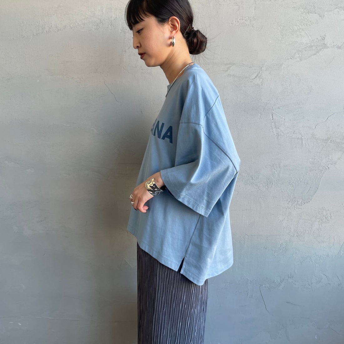 Americana × JEANS FACTORY [アメリカーナ × ジーンズファクトリー] 別注 AMERICANA ショート丈プリントTシャツ [ASO-M-851-2-JF] ﾌﾞﾙｰ &&モデル身長：150cm 着用サイズ：ONE SIZE&&