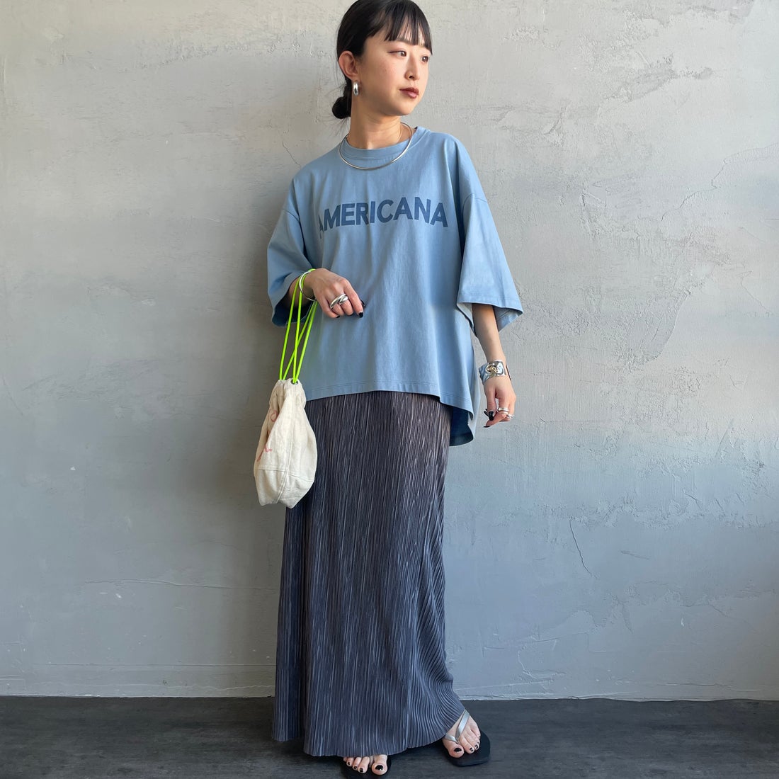 Americana × JEANS FACTORY [アメリカーナ × ジーンズファクトリー] 別注 AMERICANA ショート丈プリントTシャツ [ASO-M-851-2-JF] ﾌﾞﾙｰ &&モデル身長：150cm 着用サイズ：ONE SIZE&&