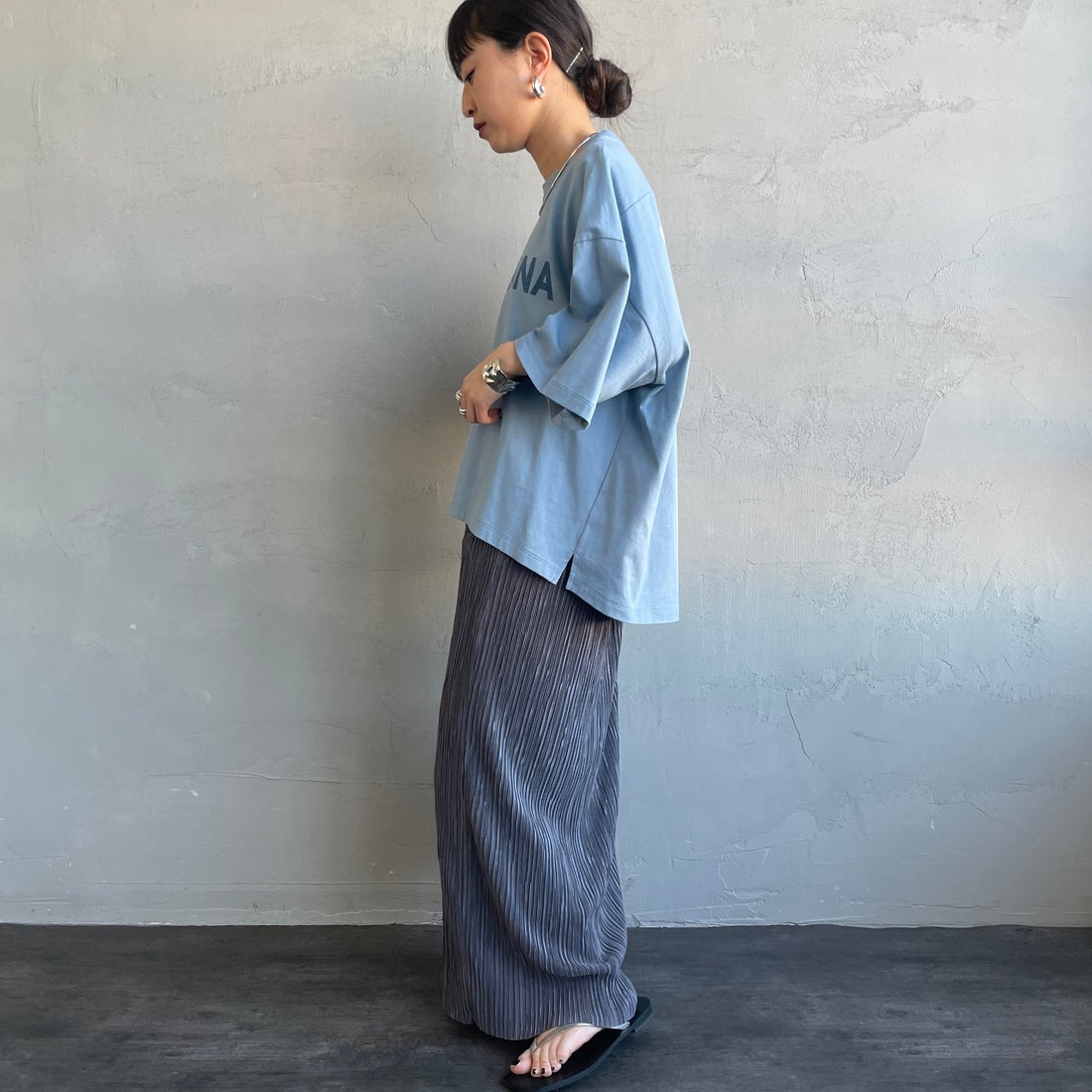 Americana × JEANS FACTORY [アメリカーナ × ジーンズファクトリー] 別注 AMERICANA ショート丈プリントTシャツ [ASO-M-851-2-JF] ﾌﾞﾙｰ &&モデル身長：150cm 着用サイズ：ONE SIZE&&