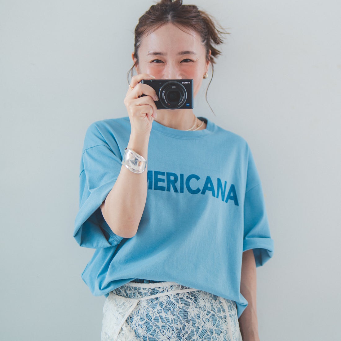 Americana × JEANS FACTORY [アメリカーナ × ジーンズファクトリー] 別注 AMERICANA ショート丈プリントTシャツ [ASO-M-851-2-JF] ﾌﾞﾙｰ &&モデル身長：153cm 着用サイズ：ONE SIZE&&