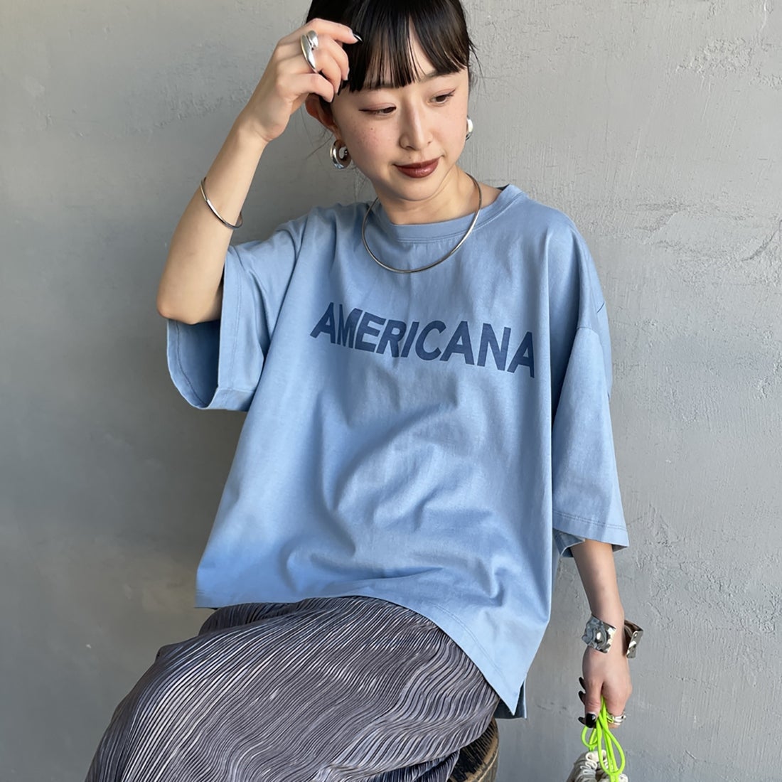 Americana × JEANS FACTORY [アメリカーナ × ジーンズファクトリー] 別注 AMERICANA ショート丈プリントTシャツ [ASO-M-851-2-JF] ﾌﾞﾙｰ &&モデル身長：150cm 着用サイズ：ONE SIZE&&