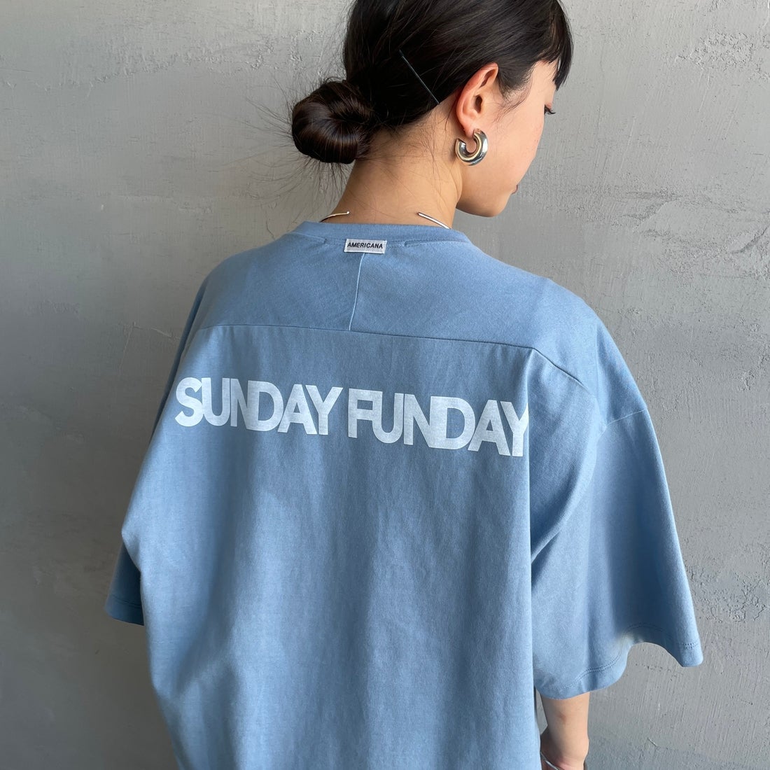 Americana × JEANS FACTORY [アメリカーナ × ジーンズファクトリー] 別注 AMERICANA ショート丈プリントTシャツ [ASO-M-851-2-JF] ﾌﾞﾙｰ &&モデル身長：150cm 着用サイズ：ONE SIZE&&