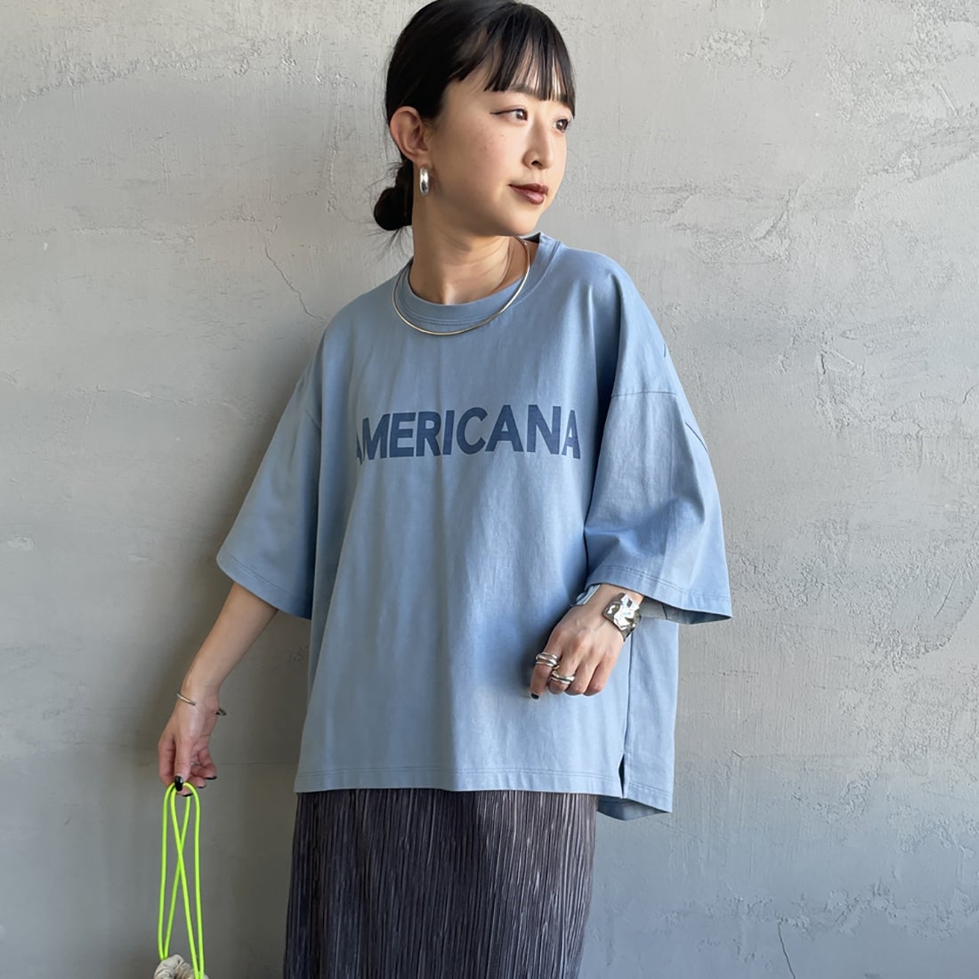 Americana × JEANS FACTORY [アメリカーナ × ジーンズファクトリー] 別注 AMERICANA ショート丈プリントTシャツ [ASO-M-851-2-JF] ﾌﾞﾙｰ &&モデル身長：150cm 着用サイズ：ONE SIZE&&