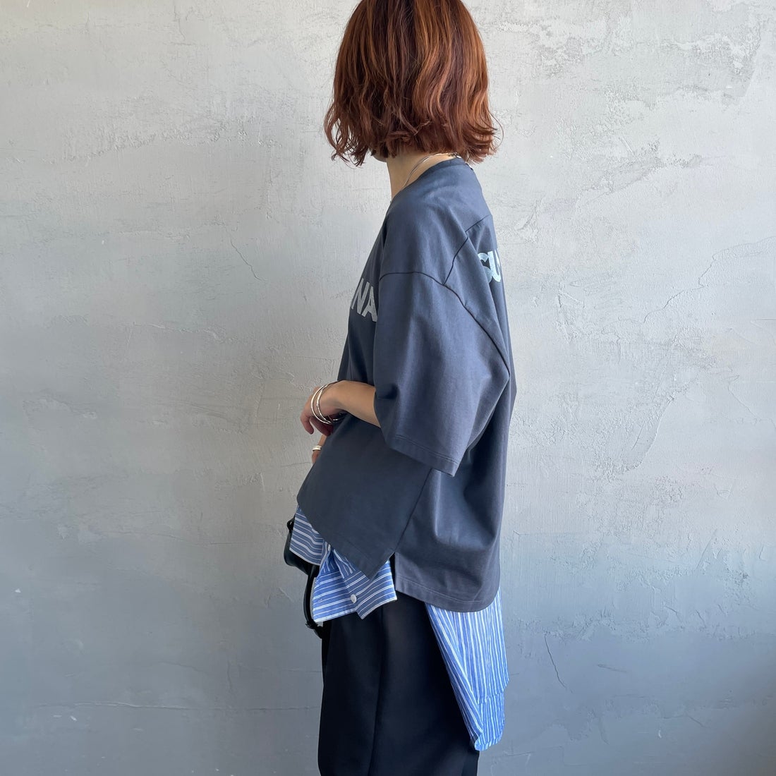 Americana × JEANS FACTORY [アメリカーナ × ジーンズファクトリー] 別注 AMERICANA ショート丈プリントTシャツ [ASO-M-851-2-JF] ｽﾐｸﾛ &&モデル身長：158cm 着用サイズ：ONE SIZE&&