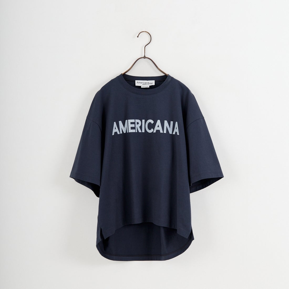 Americana × JEANS FACTORY [アメリカーナ × ジーンズファクトリー] 別注 AMERICANA ショート丈プリントTシャツ [ASO-M-851-2-JF] ｽﾐｸﾛ