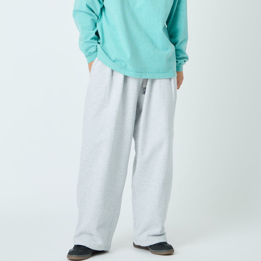 GRAMiCCi [グラミチ] 別注 ワイドスウェットパンツ [GUP6-S2017-JF] ASH &&モデル身長：179cm 着用サイズ：M&&