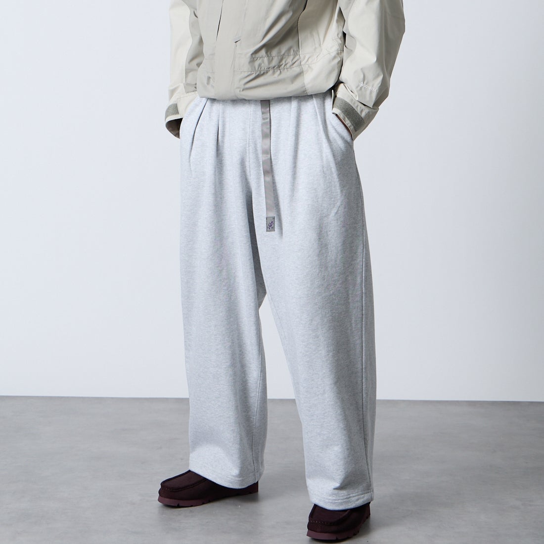 GRAMiCCi [グラミチ] 別注 ワイドスウェットパンツ [GUP6-S2017-JF] ASH &&モデル身長：179cm 着用サイズ：M&&
