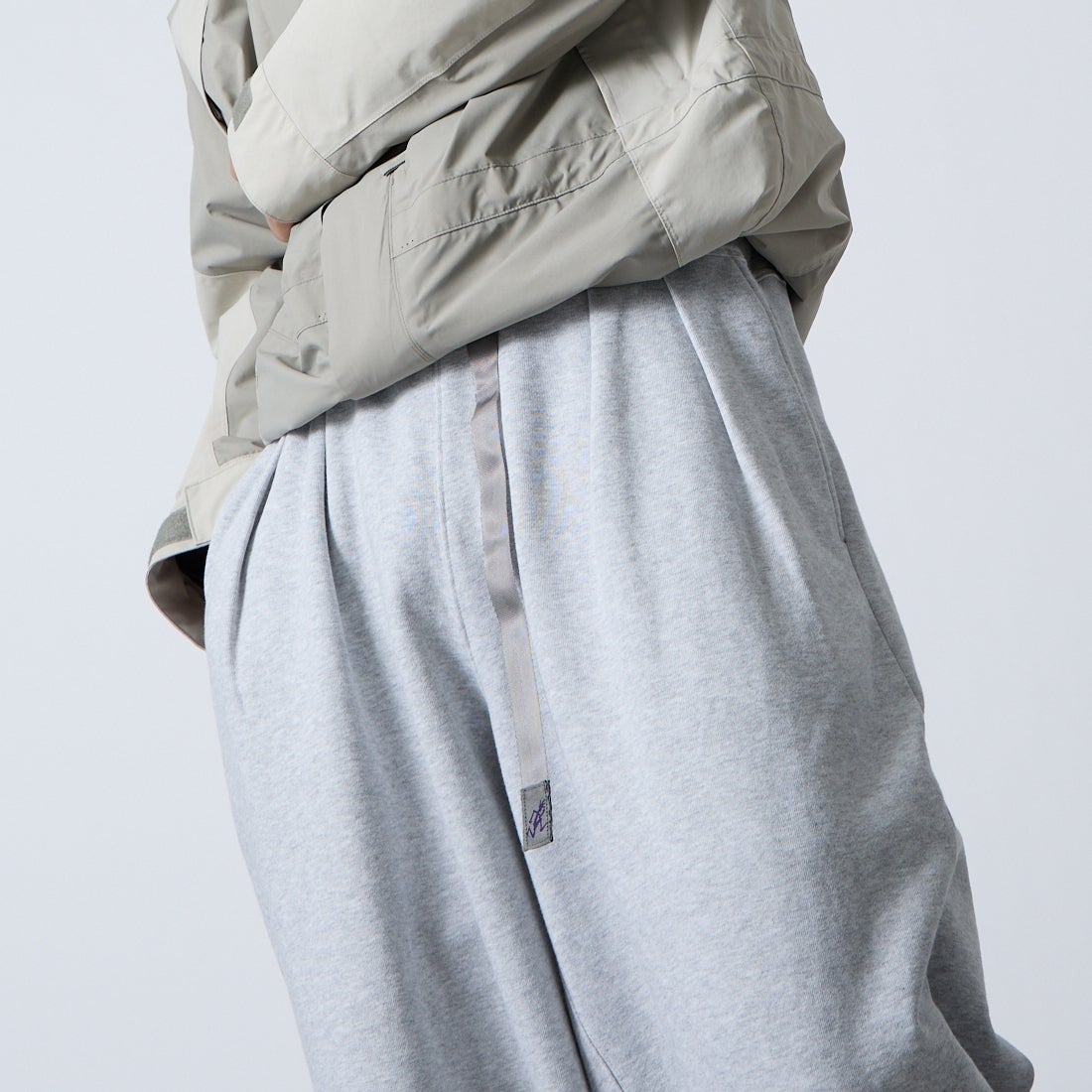 Gramicci [グラミチ] 別注 ワイドスウェットパンツ [GUP6-S2017-JF] ASH &&モデル身長：179cm 着用サイズ：M&&