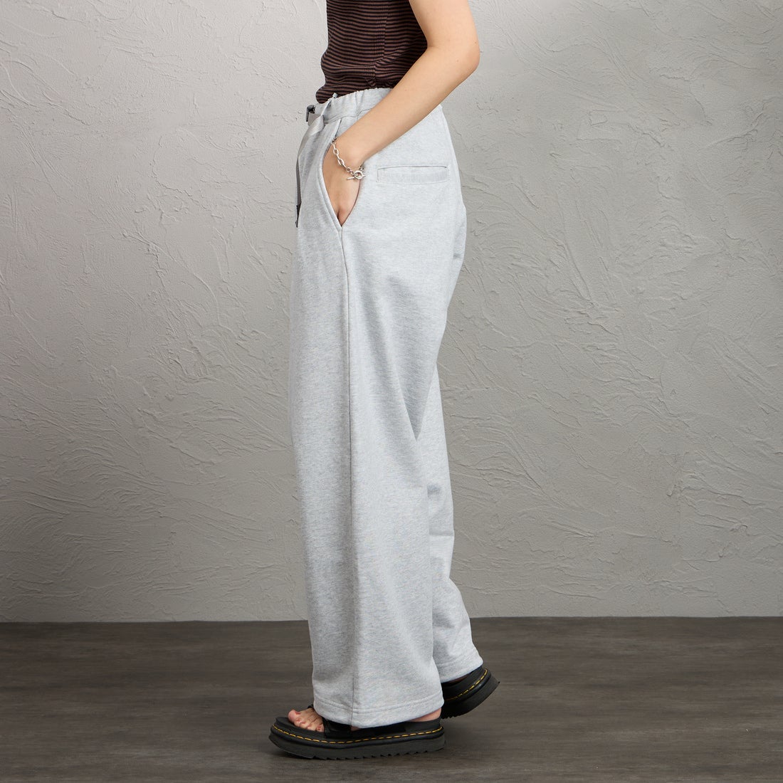 GRAMiCCi [グラミチ] 別注 ワイドスウェットパンツ [GUP6-S2017-JF] ASH &&モデル身長：160cm 着用サイズ：XS&&