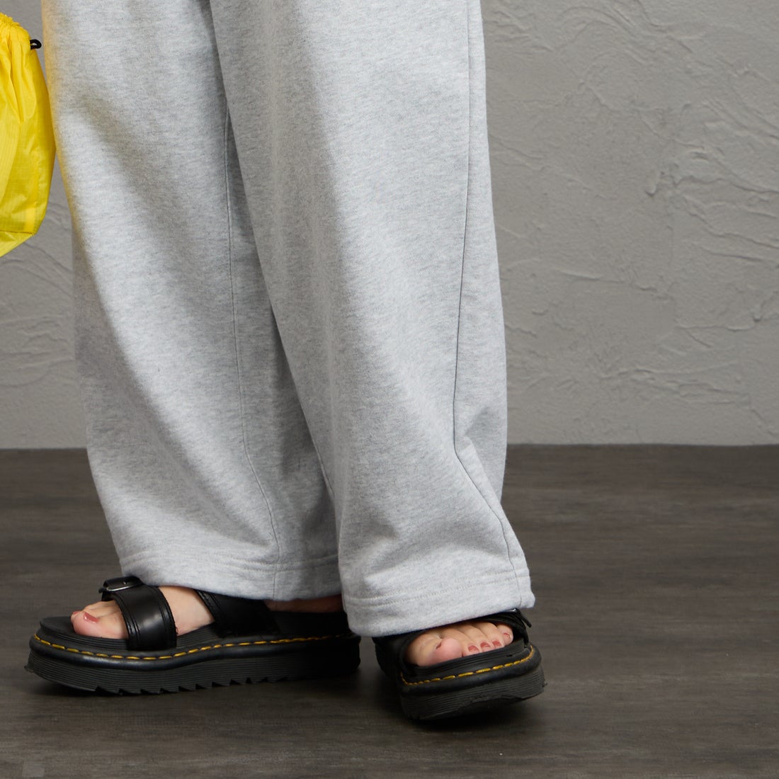 GRAMiCCi [グラミチ] 別注 ワイドスウェットパンツ [GUP6-S2017-JF] ASH &&モデル身長：160cm 着用サイズ：S&&
